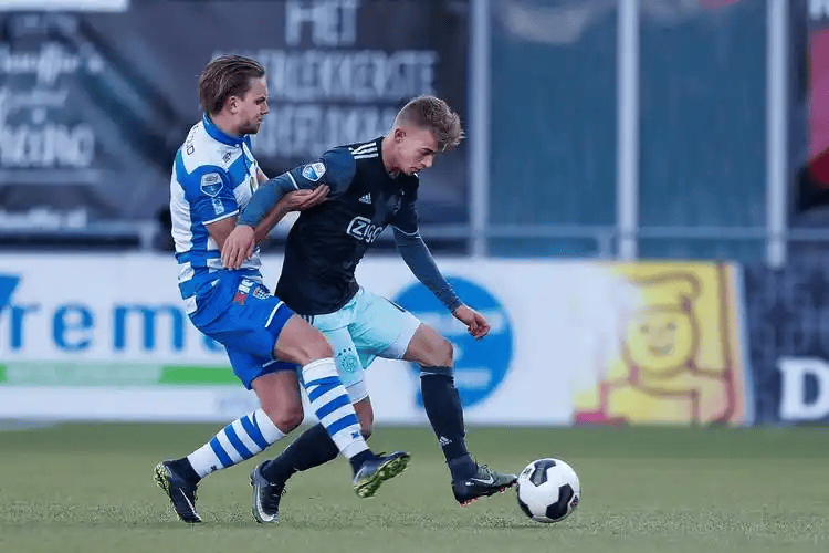 s15全球总决赛-荷甲赛后再迎强敌，孟菲斯灰熊再遭质疑，主帅态度：赛场秩序良好，年轻球员得到机会的简单介绍